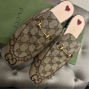 Princetown Flats! Very good condition.